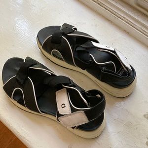 Earth brand sandals, size 9, black and white